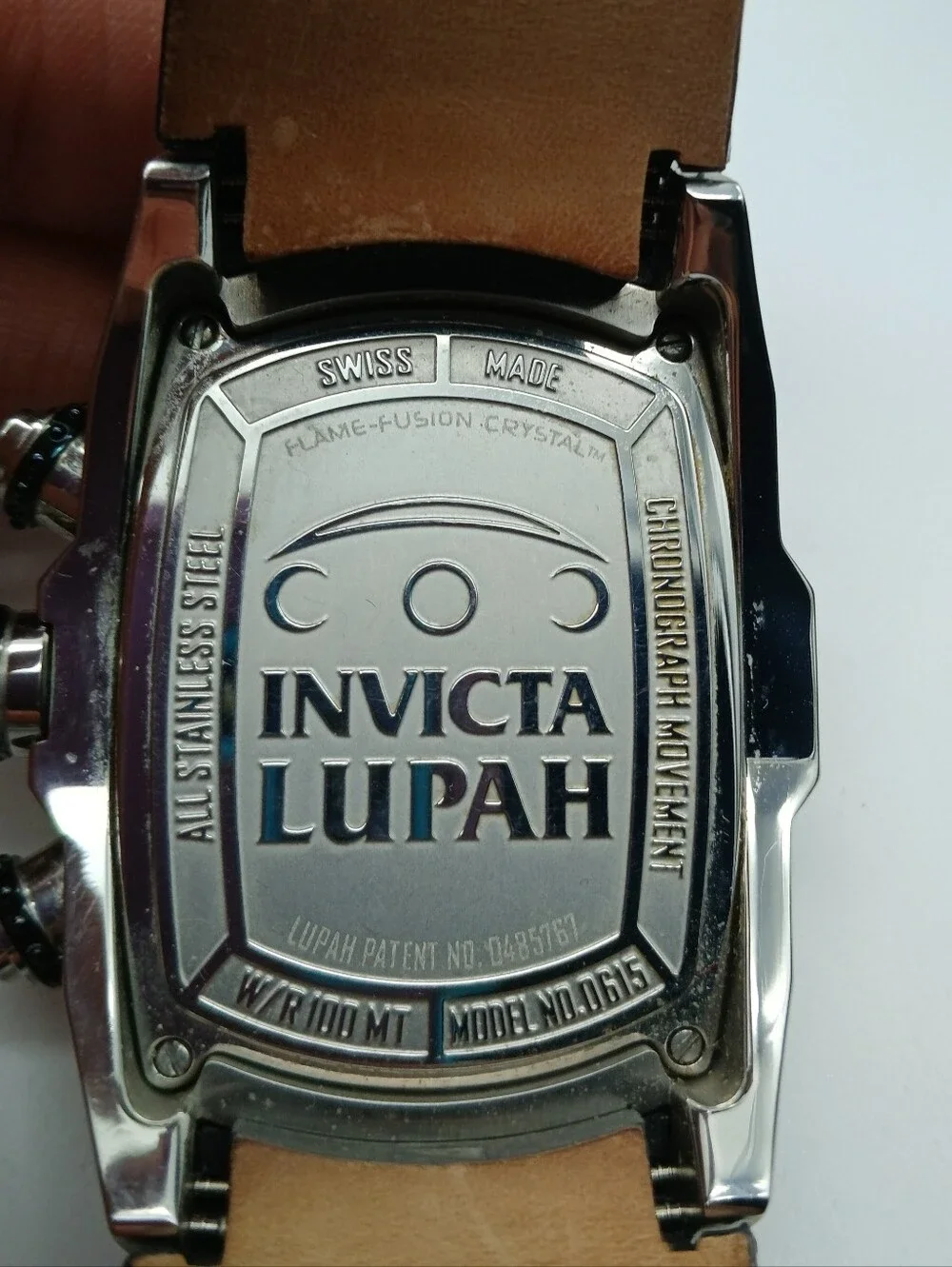 Invicta men features case